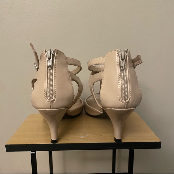 Town Shoes Chic Nude T-Strap Low Heel - Size 9 - Picture 7 of 16